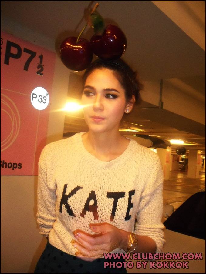 ชมพู่ อารยา รับรางวัลจากแพรวในสาขา Most Influential women of the year 2011