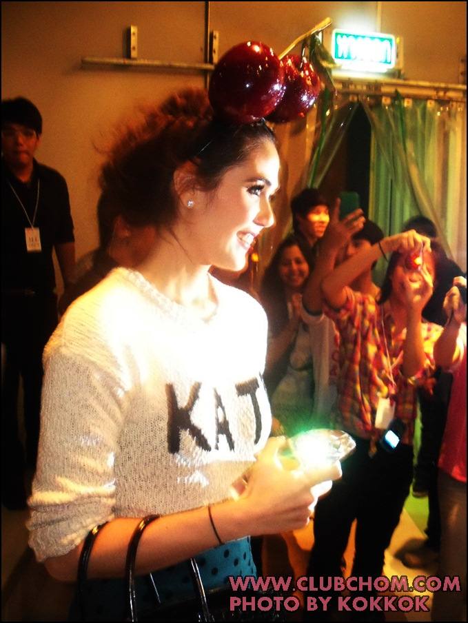 ชมพู่ อารยา รับรางวัลจากแพรวในสาขา Most Influential women of the year 2011