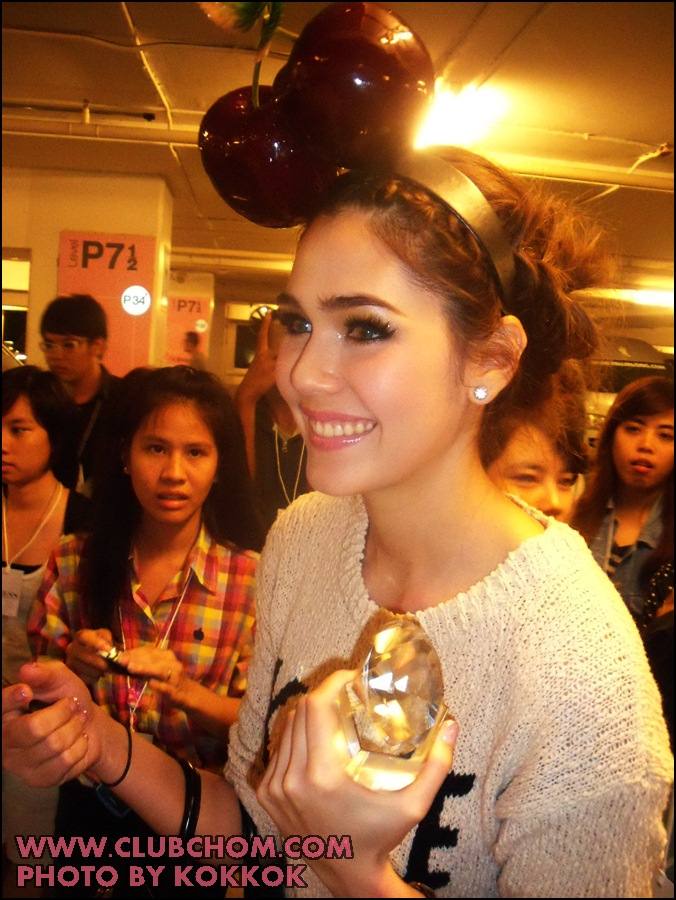 ชมพู่ อารยา รับรางวัลจากแพรวในสาขา Most Influential women of the year 2011