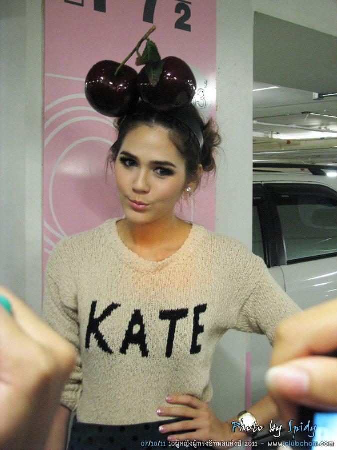 ชมพู่ อารยา รับรางวัลจากแพรวในสาขา Most Influential women of the year 2011