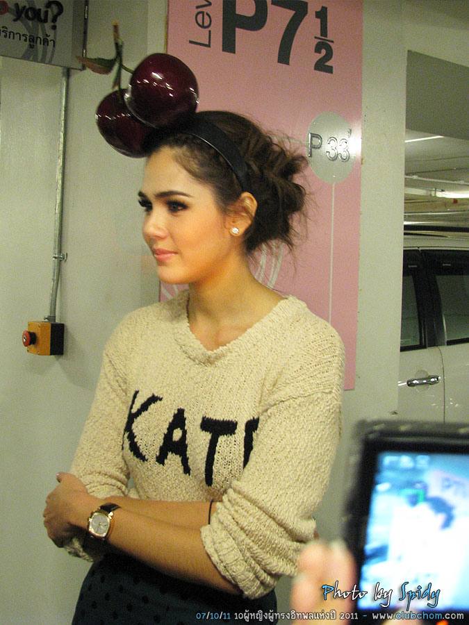 ชมพู่ อารยา รับรางวัลจากแพรวในสาขา Most Influential women of the year 2011