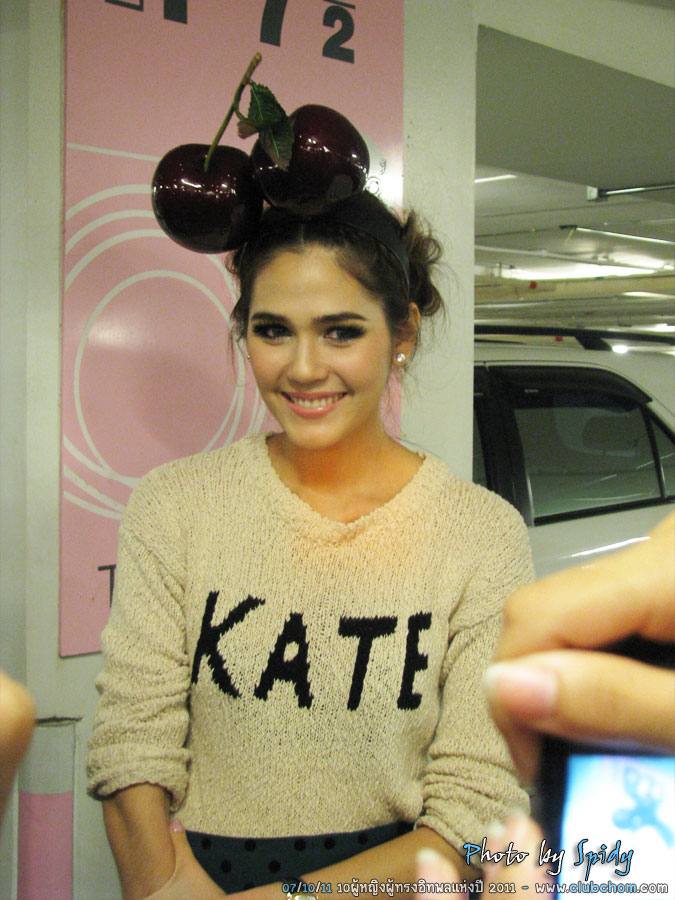 ชมพู่ อารยา รับรางวัลจากแพรวในสาขา Most Influential women of the year 2011