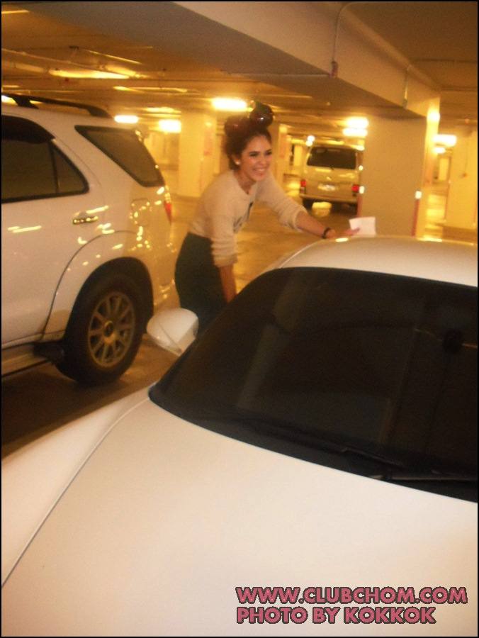 ชมพู่ อารยา รับรางวัลจากแพรวในสาขา Most Influential women of the year 2011