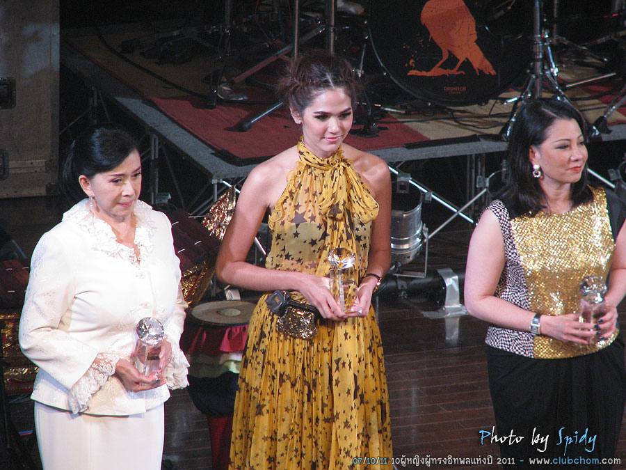 ชมพู่ อารยา รับรางวัลจากแพรวในสาขา Most Influential women of the year 2011