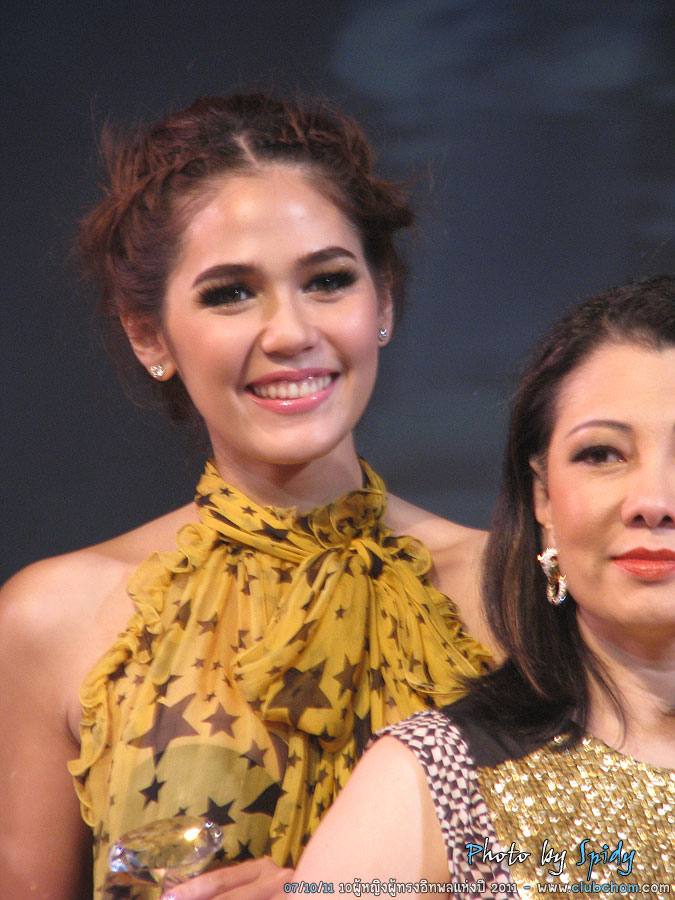 ชมพู่ อารยา รับรางวัลจากแพรวในสาขา Most Influential women of the year 2011