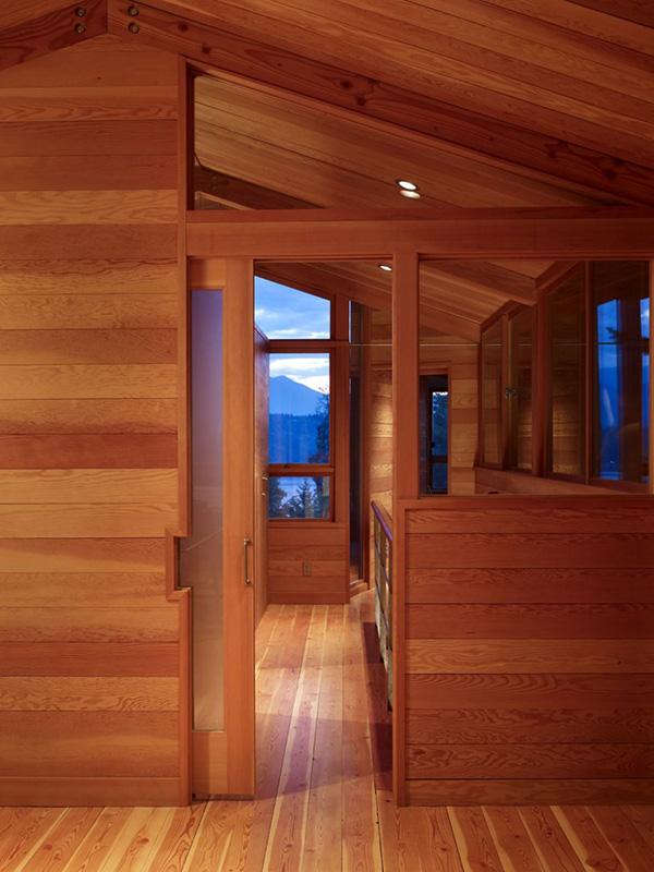 Lakefront Cottage Design Idea: observation loft