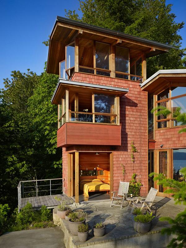 Lakefront Cottage Design Idea: observation loft