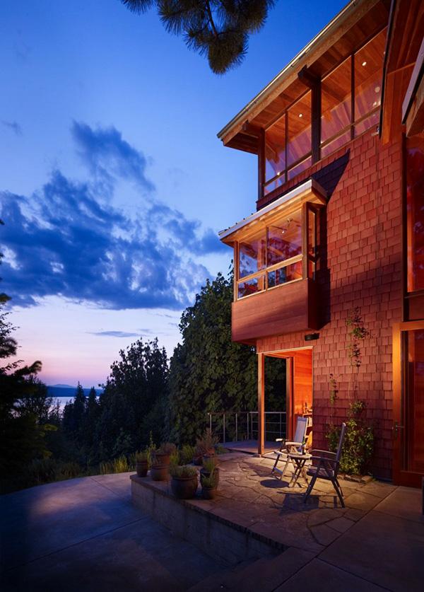 Lakefront Cottage Design Idea: observation loft