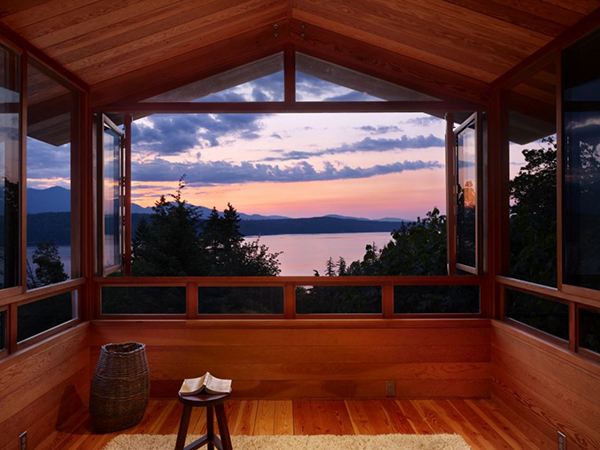 Lakefront Cottage Design Idea: observation loft