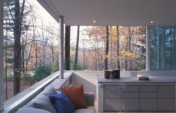 เหมือนฐานลับกลางป่า ชอบจังHave a wooded lot? Time to build a forest book nook!