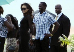 Rihanna กลับบ้านด่วนเพื่อไปร่วมงานศพ!