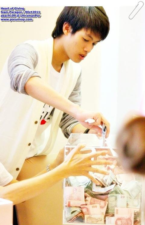 ปอ [AF7] @ งานปันน้ำใจ สู้ภัยน้ำท่วม