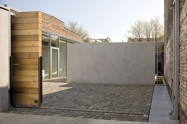 น่าจะทำเป็นผับ^บาร์มากกว่าบ้านนะExposed Brick House by AABE