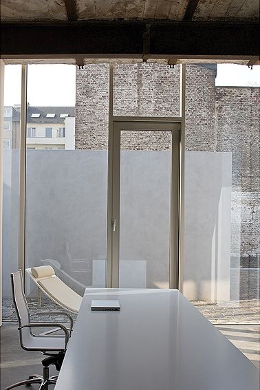 น่าจะทำเป็นผับ^บาร์มากกว่าบ้านนะExposed Brick House by AABE