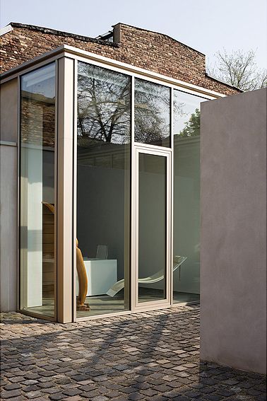 น่าจะทำเป็นผับ^บาร์มากกว่าบ้านนะExposed Brick House by AABE