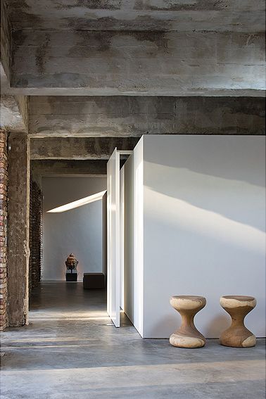 น่าจะทำเป็นผับ^บาร์มากกว่าบ้านนะExposed Brick House by AABE