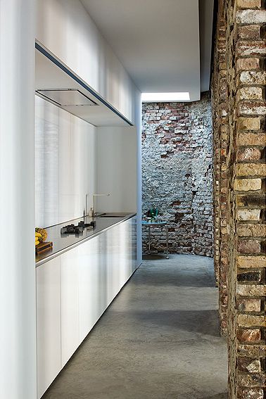 น่าจะทำเป็นผับ^บาร์มากกว่าบ้านนะExposed Brick House by AABE