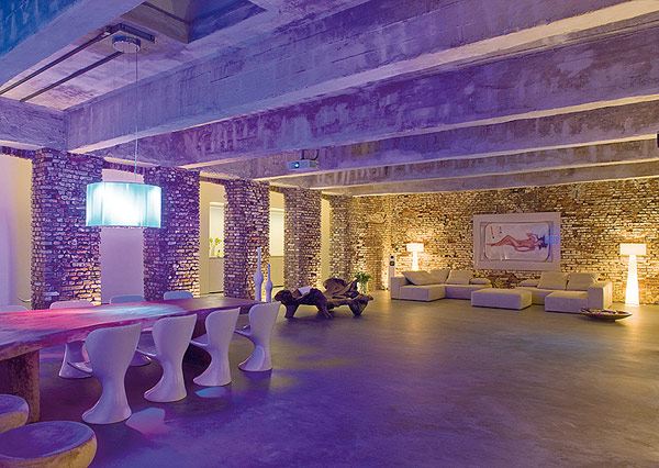 น่าจะทำเป็นผับ^บาร์มากกว่าบ้านนะExposed Brick House by AABE