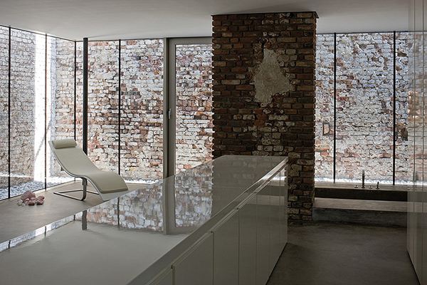 น่าจะทำเป็นผับ^บาร์มากกว่าบ้านนะExposed Brick House by AABE