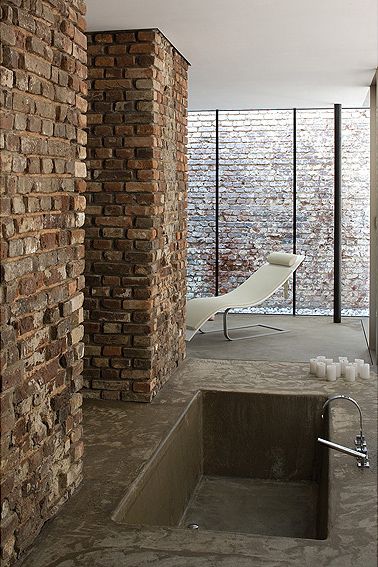 น่าจะทำเป็นผับ^บาร์มากกว่าบ้านนะExposed Brick House by AABE