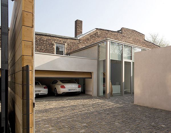 น่าจะทำเป็นผับ^บาร์มากกว่าบ้านนะExposed Brick House by AABE