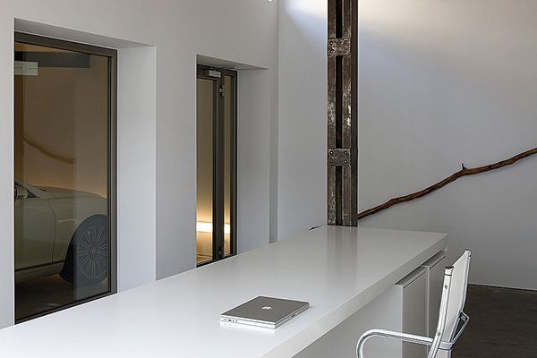 น่าจะทำเป็นผับ^บาร์มากกว่าบ้านนะExposed Brick House by AABE