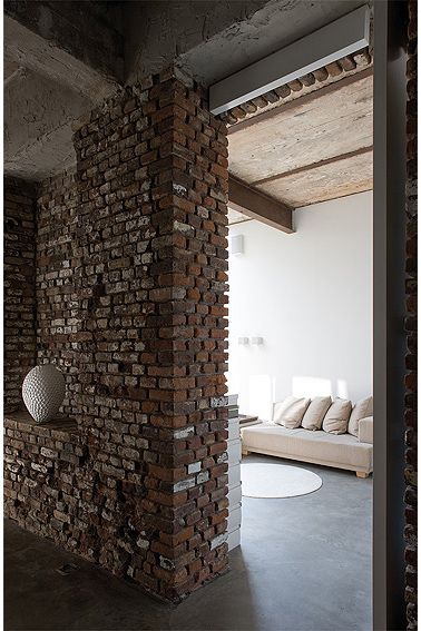 น่าจะทำเป็นผับ^บาร์มากกว่าบ้านนะExposed Brick House by AABE