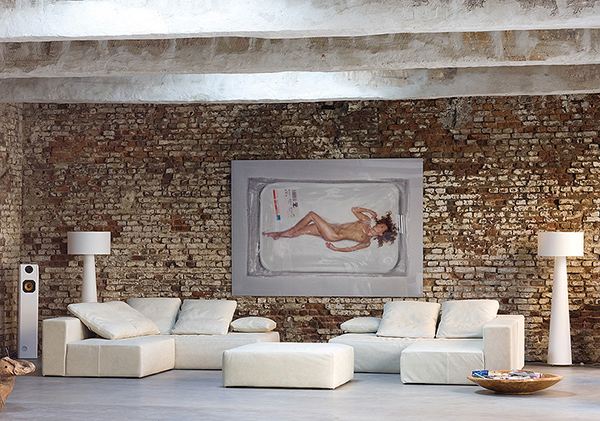 น่าจะทำเป็นผับ^บาร์มากกว่าบ้านนะExposed Brick House by AABE