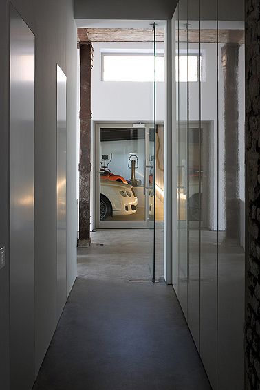 น่าจะทำเป็นผับ^บาร์มากกว่าบ้านนะExposed Brick House by AABE