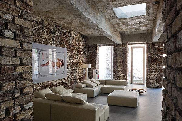 น่าจะทำเป็นผับ^บาร์มากกว่าบ้านนะExposed Brick House by AABE