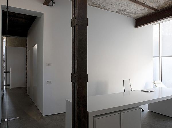 น่าจะทำเป็นผับ^บาร์มากกว่าบ้านนะExposed Brick House by AABE