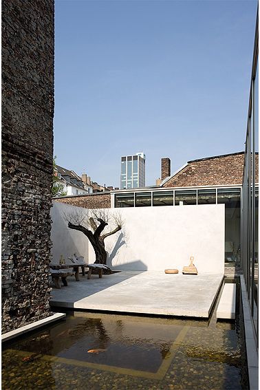 น่าจะทำเป็นผับ^บาร์มากกว่าบ้านนะExposed Brick House by AABE