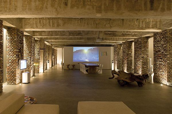 น่าจะทำเป็นผับ^บาร์มากกว่าบ้านนะExposed Brick House by AABE