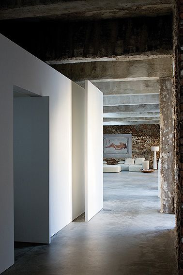 น่าจะทำเป็นผับ^บาร์มากกว่าบ้านนะExposed Brick House by AABE