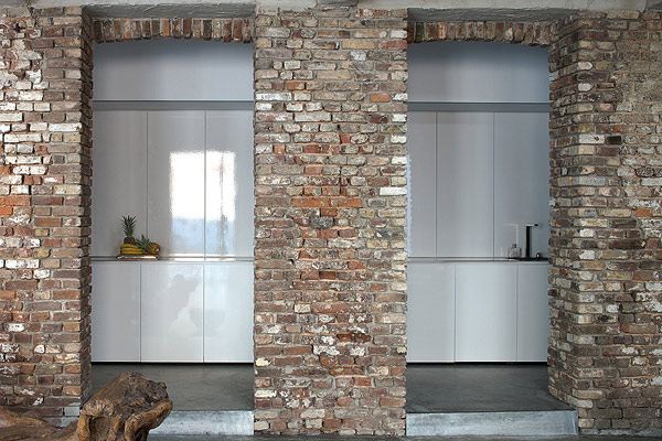 น่าจะทำเป็นผับ^บาร์มากกว่าบ้านนะExposed Brick House by AABE