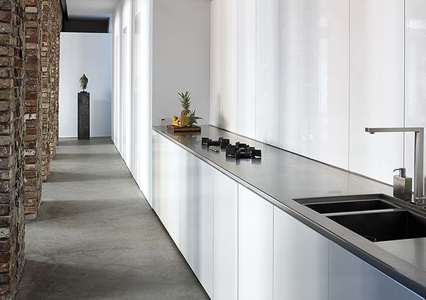 น่าจะทำเป็นผับ^บาร์มากกว่าบ้านนะExposed Brick House by AABE