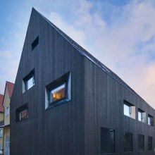 ชอบบันไดลอยแบบนี้อ่ะContemporary Timber House – German City Home