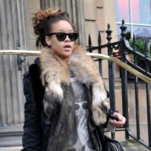 Rihanna หน้าโรงแรม quitte son hôtel à Glasgow