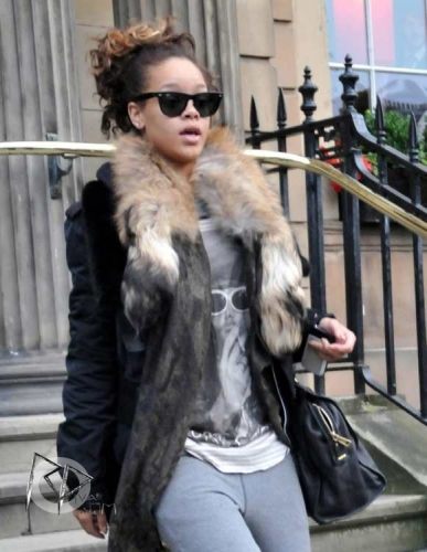 Rihanna หน้าโรงแรม quitte son hôtel à Glasgow