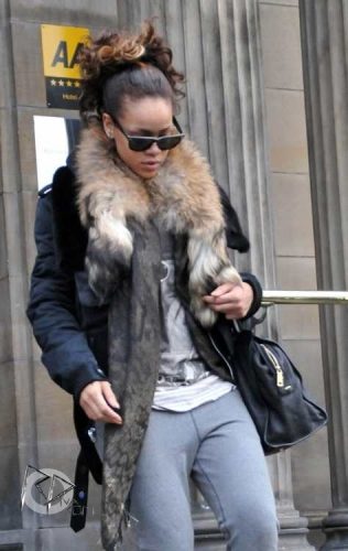 Rihanna หน้าโรงแรม quitte son hôtel à Glasgow