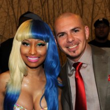 Nicki Minaj พกลูกบอลสองลูกมาที่งานแถลงข่าว AMA 2011