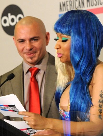 Nicki Minaj พกลูกบอลสองลูกมาที่งานแถลงข่าว AMA 2011