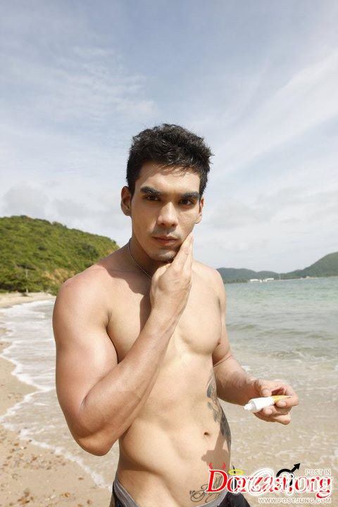 Men Hfash โชว์หล่อกลางหาด