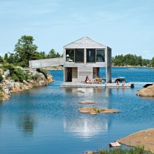 ว้าวววววFloating House with an Integrated Boathouse and Dock