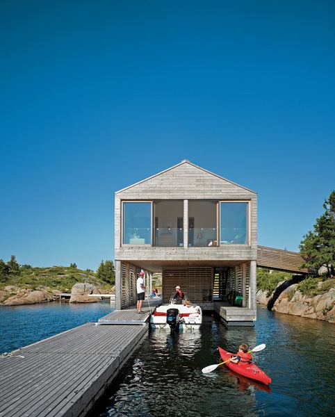 ว้าวววววFloating House with an Integrated Boathouse and Dock