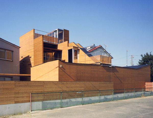 Japanese Wooden Houses: courtyard, multi-level decks and a loft