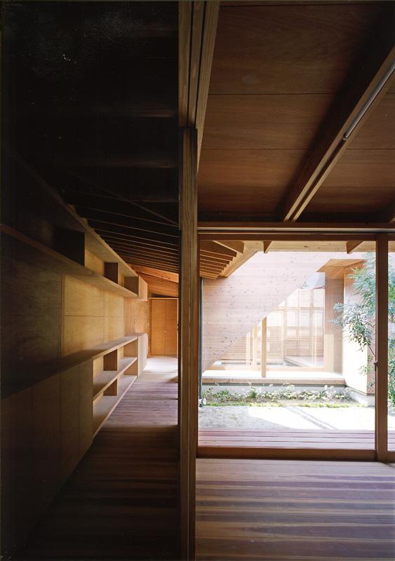 Japanese Wooden Houses: courtyard, multi-level decks and a loft