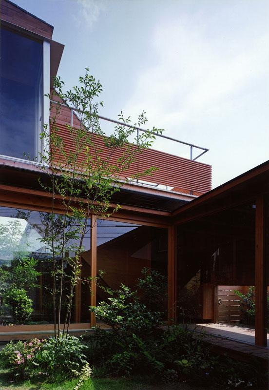Japanese Wooden Houses: courtyard, multi-level decks and a loft