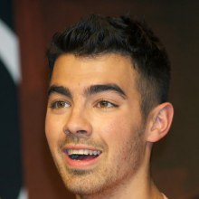 Joe Jonas โอบกอดแฟนคลับในสเปน!!!!