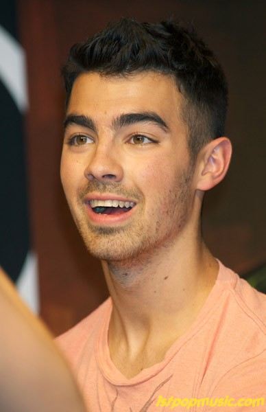 Joe Jonas โอบกอดแฟนคลับในสเปน!!!!